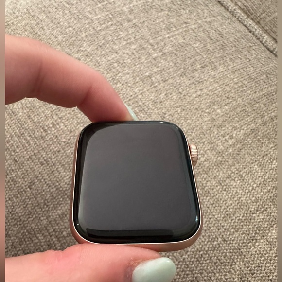 Apple Watch Series 6 with Black Display and Rose-Gold Frame comes with charger - Picture 1 of 3